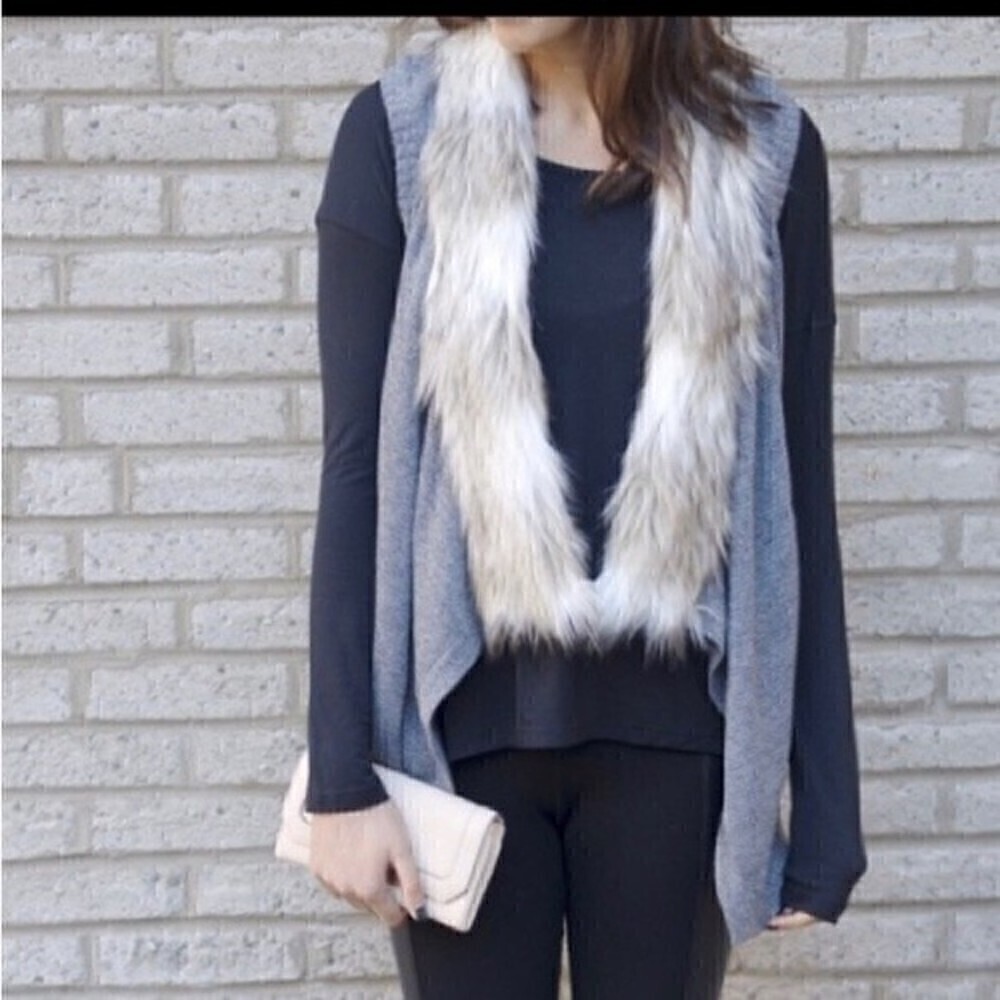 𝅺SKIES Are Blue Faux Fur Sleeveless Cardigan Sweater Vest Size XS Brown Tan